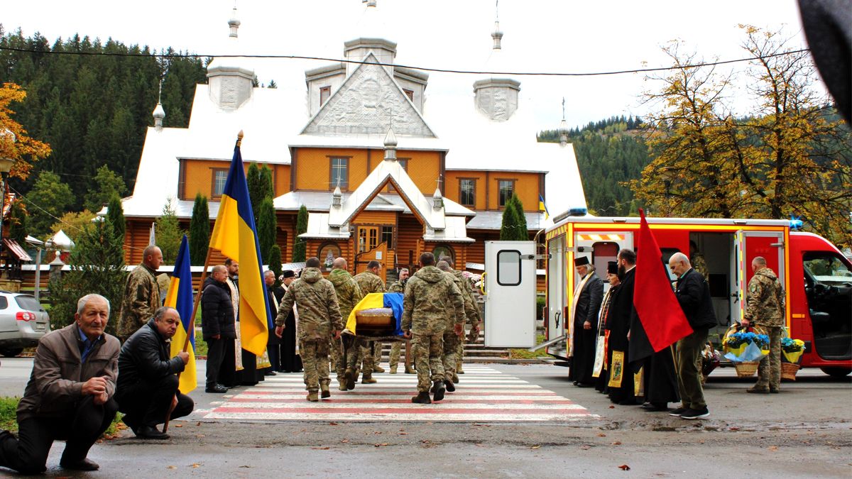 Скорботний кортеж з тілом воїна Дмитра Слюсарчука зустріли у Верховині 6