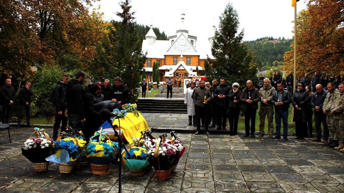 Скорботний кортеж з тілом воїна Дмитра Слюсарчука зустріли у Верховині 5