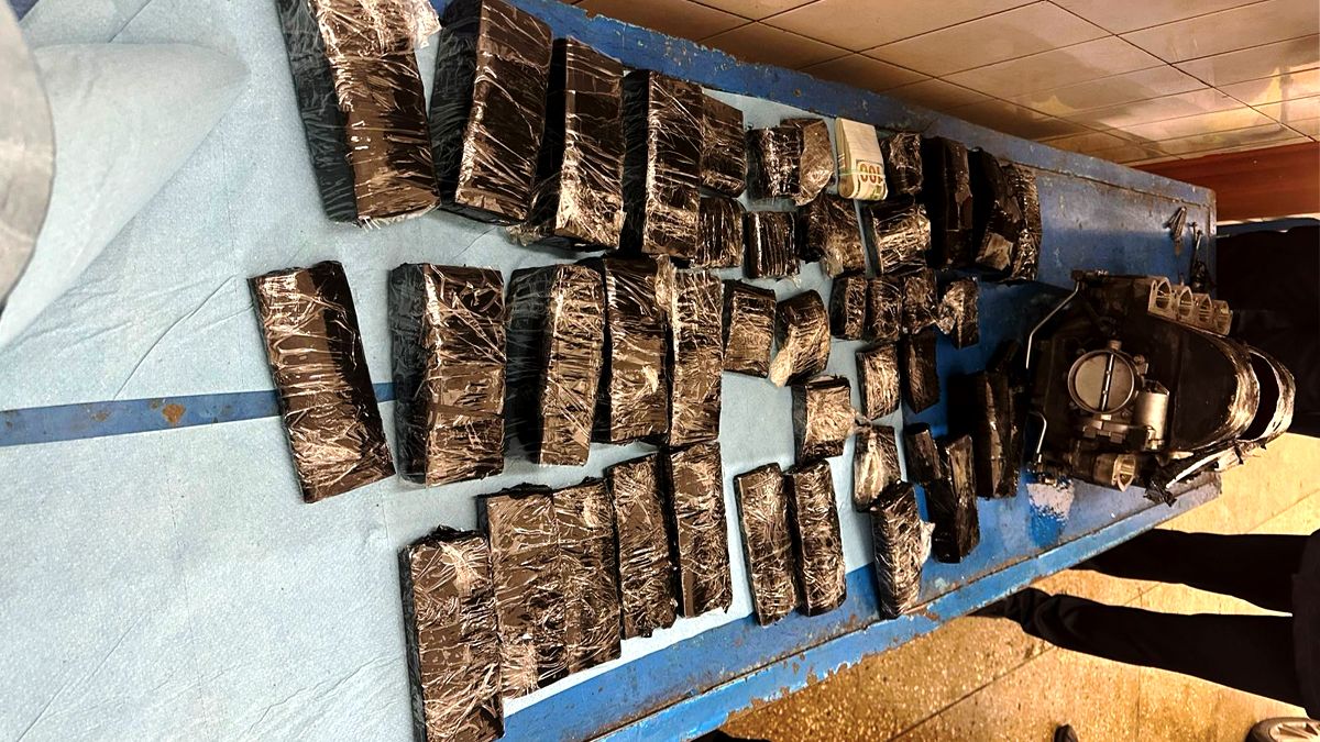 Майже мільйон доларів під капотом "Mercedes-Benz" намагалася вивезти українка в Румунію. ВІДЕО 3