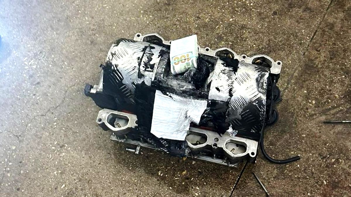 Майже мільйон доларів під капотом "Mercedes-Benz" намагалася вивезти українка в Румунію. ВІДЕО 2