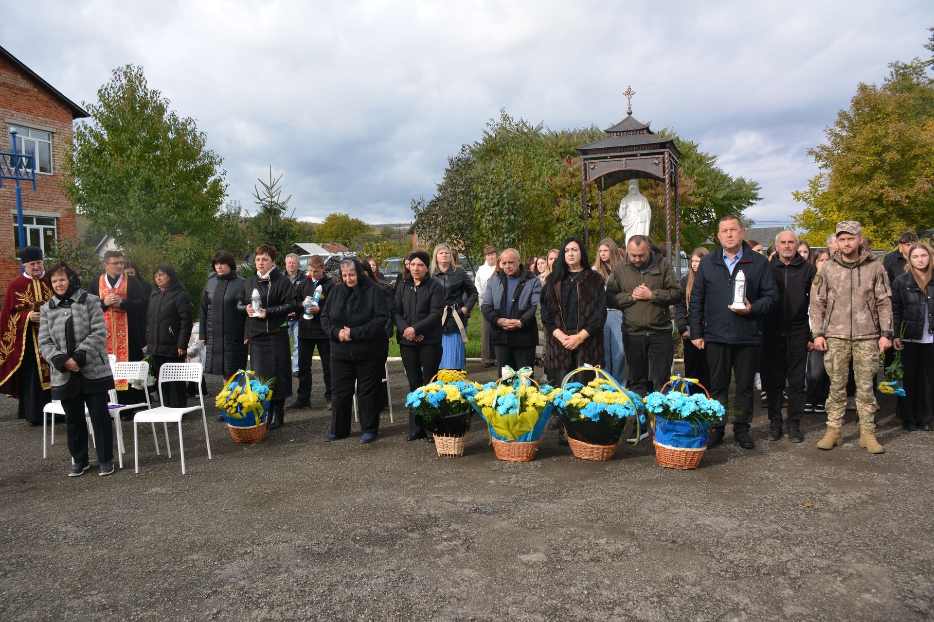 На Надвірнянщині відкрили меморіальну дошку загиблому Герою Віктору Климʼюку 4