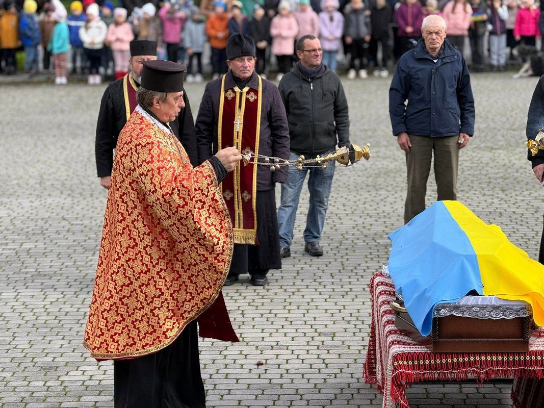 До Отинії "на щиті" повернувся захисник Петро Москалюк 5