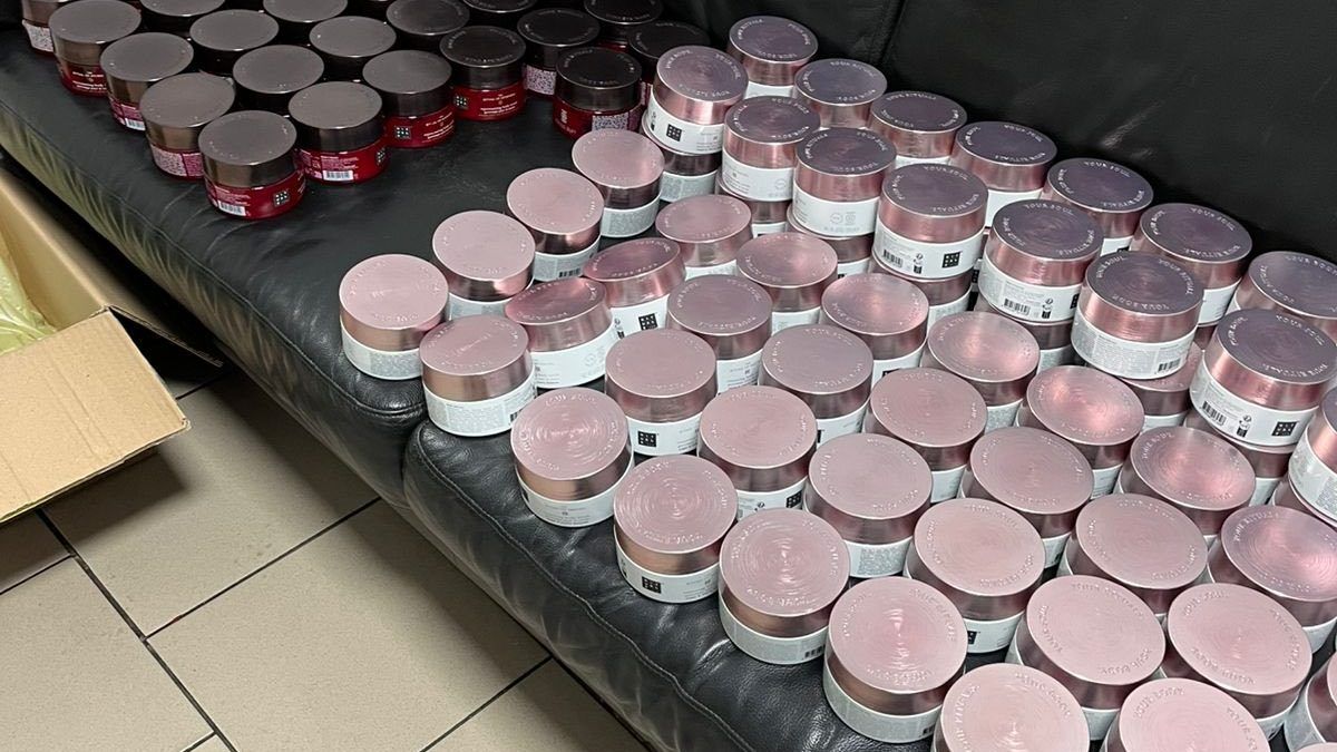 Прикарпатців спіймали на спробі незаконного ввезення косметики та одягу