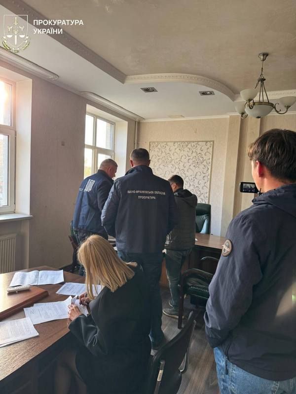 Підозру в хабарництві на Франківщині отримали двоє міграційників та їх посередник 2