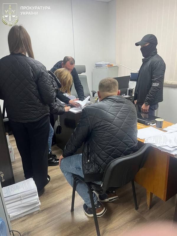 Підозру в хабарництві на Франківщині отримали двоє міграційників та їх посередник 1