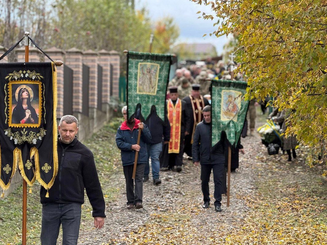 Отинійська громада провели на вічний спочинок воїна Петра Москалюка 4