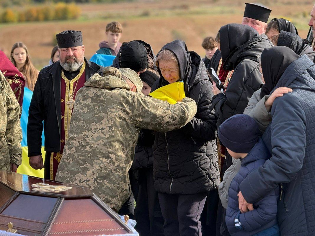 Отинійська громада провели на вічний спочинок воїна Петра Москалюка 9