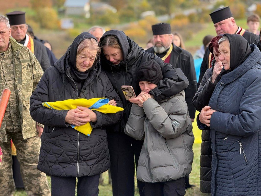 Отинійська громада провели на вічний спочинок воїна Петра Москалюка 11