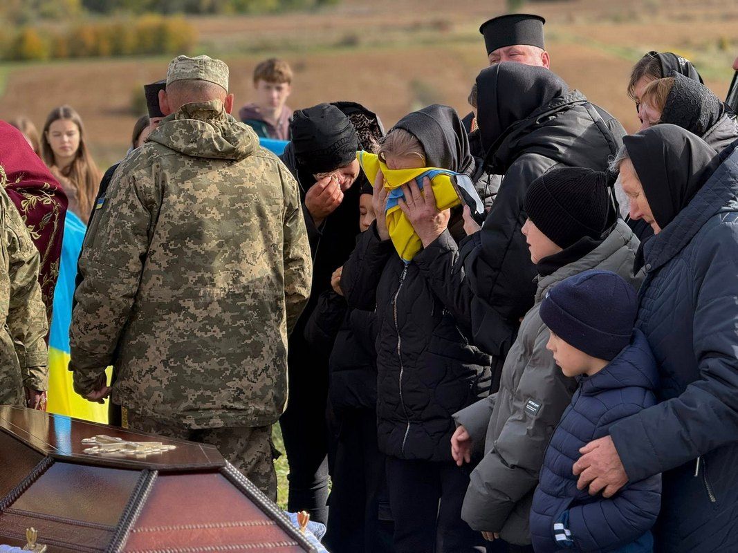 Отинійська громада провели на вічний спочинок воїна Петра Москалюка 10