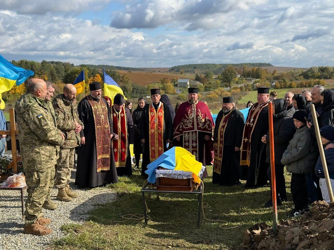 Отинійська громада провели на вічний спочинок воїна Петра Москалюка 8