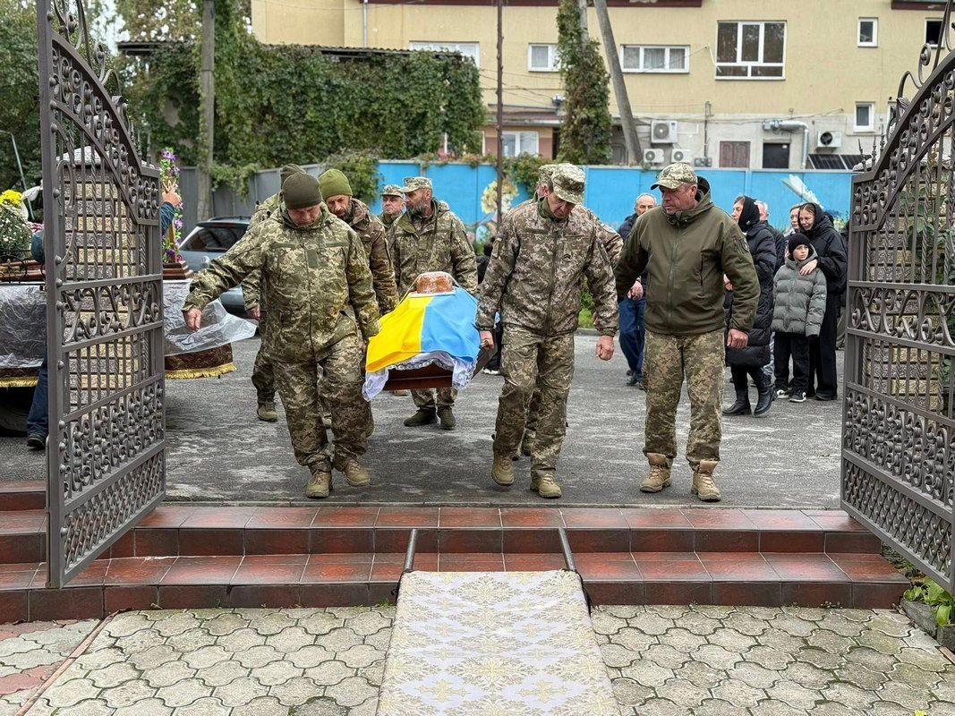 Отинійська громада провели на вічний спочинок воїна Петра Москалюка 6