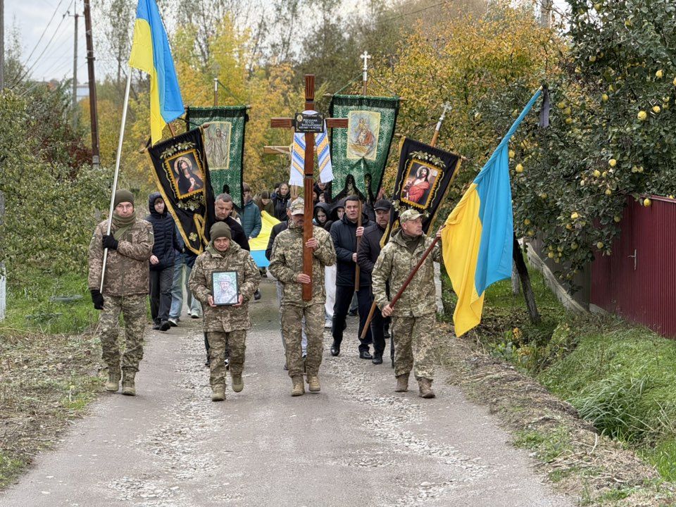 Отинійська громада провели на вічний спочинок воїна Петра Москалюка 3