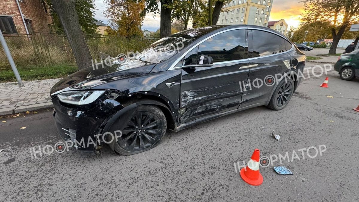 У Коломиї водій Мерседесу зачепив Теслу й втік з місця ДТП