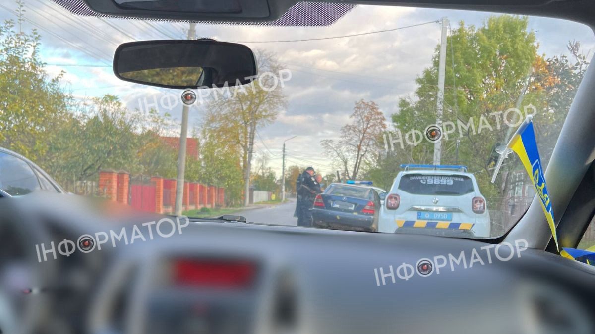 У Коломиї водій Мерседесу зачепив Теслу й втік з місця ДТП 1