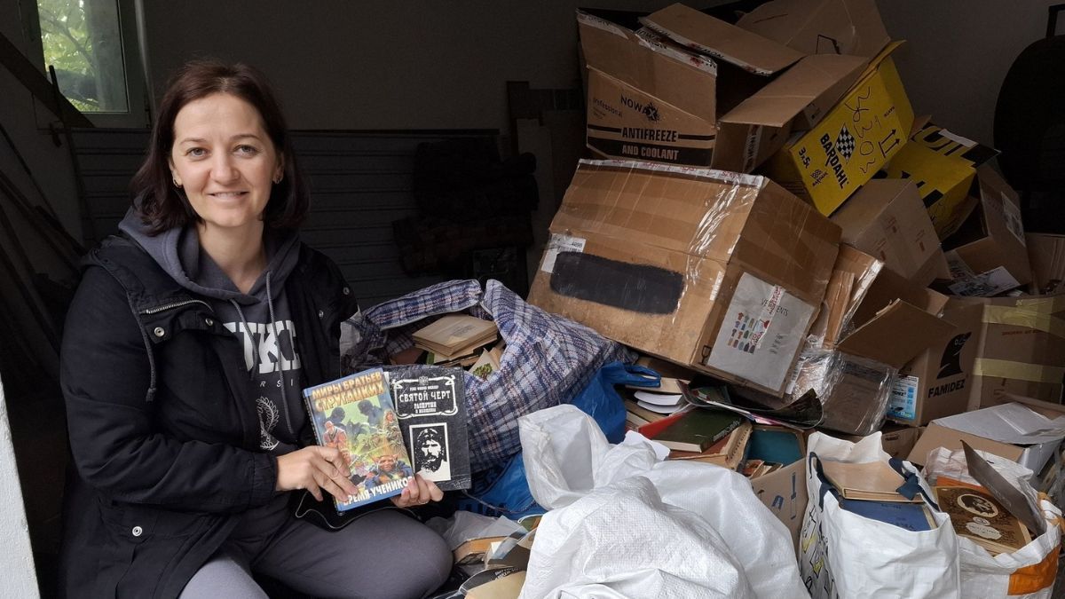 На Прикарпатті волонтери збирають макулатуру, щоб за виручені кошти купувати комплектуючі для дронів