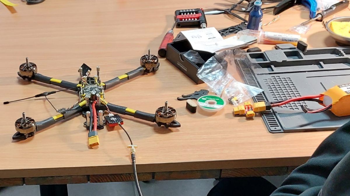 На Прикарпатті волонтери збирають макулатуру, щоб за виручені кошти купувати комплектуючі для дронів 2