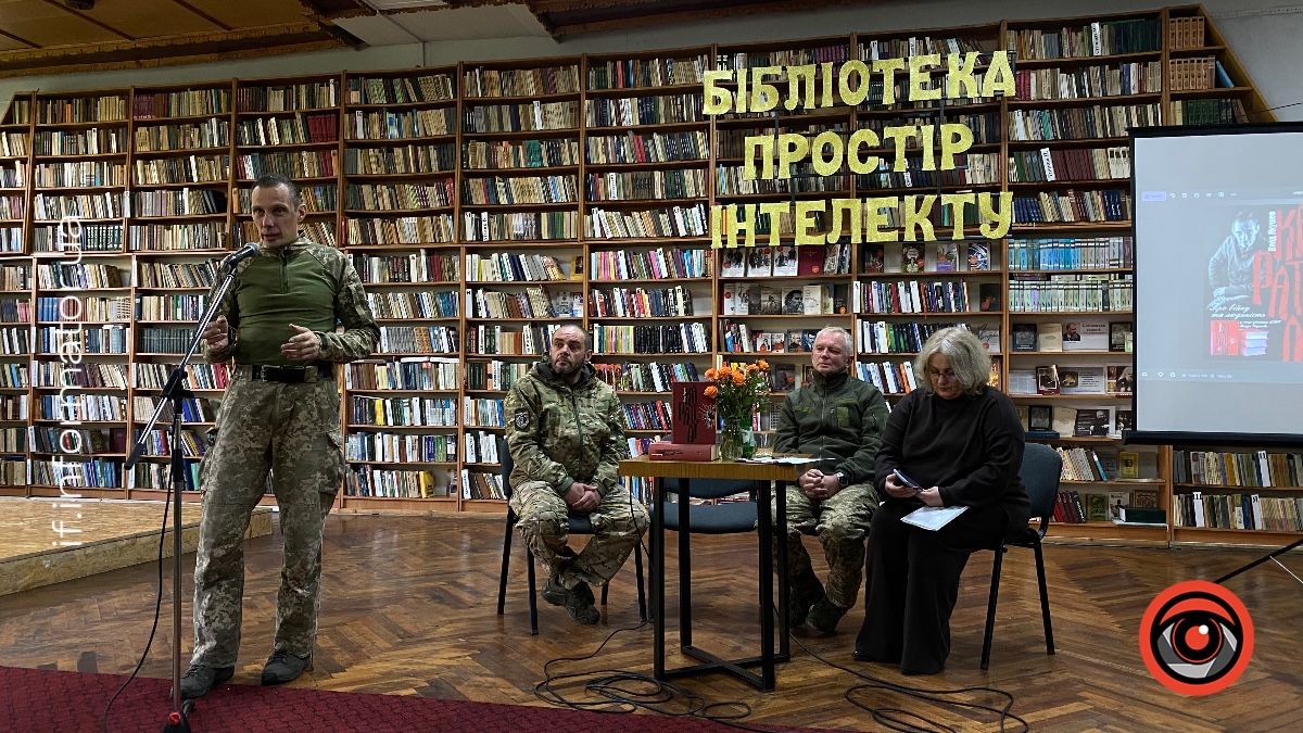 У Надвірній відбулась презентація книги "Карателі" ветерана Влада Якушева