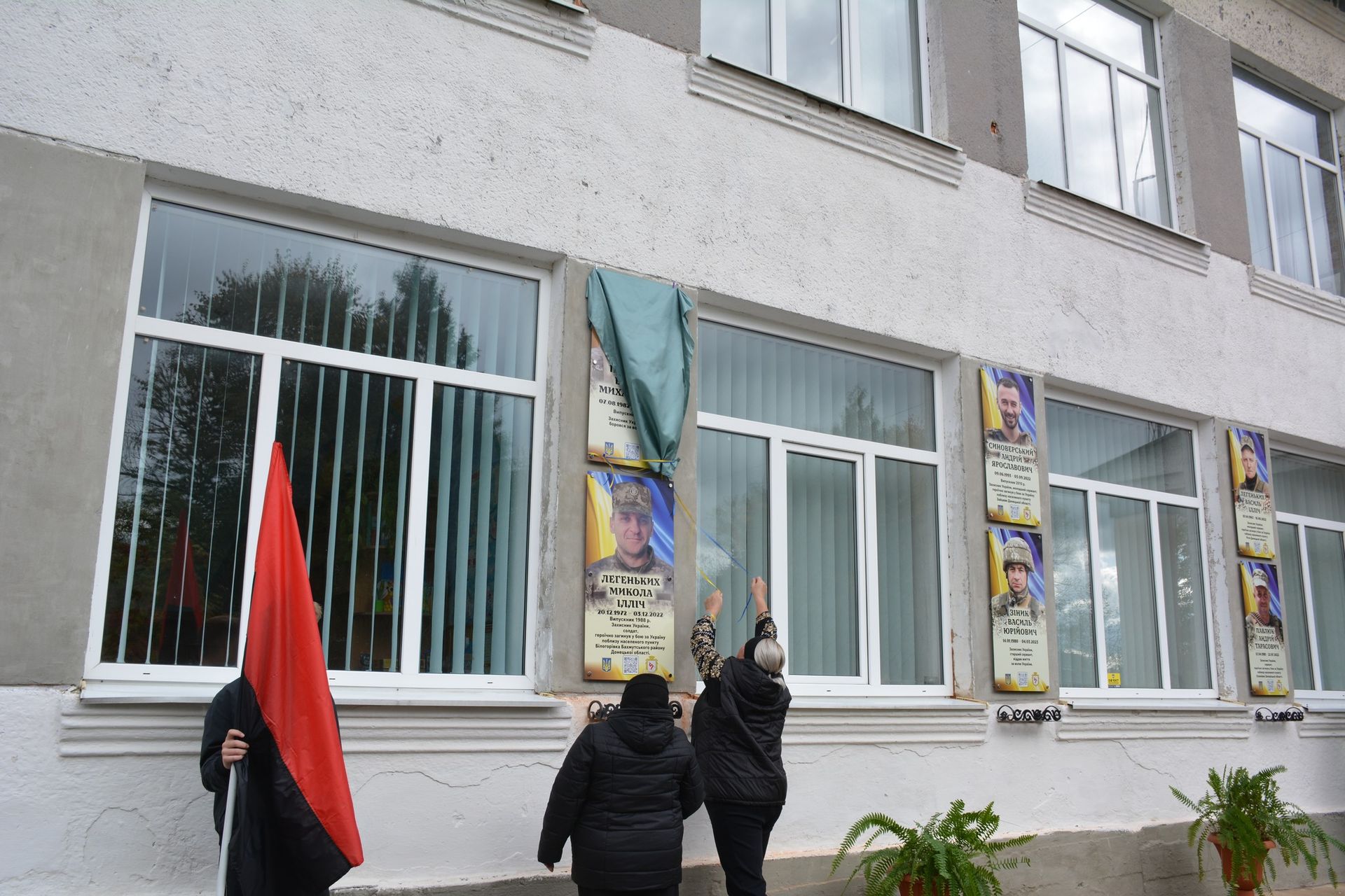 На Надвірнянщині відкрили меморіальну дошку померлому захиснику Василю Передруку 1