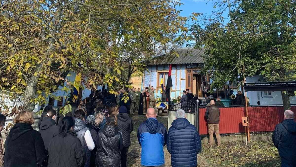 У Матеївецькій громаді попрощалися із захисником Василем Янковим 2