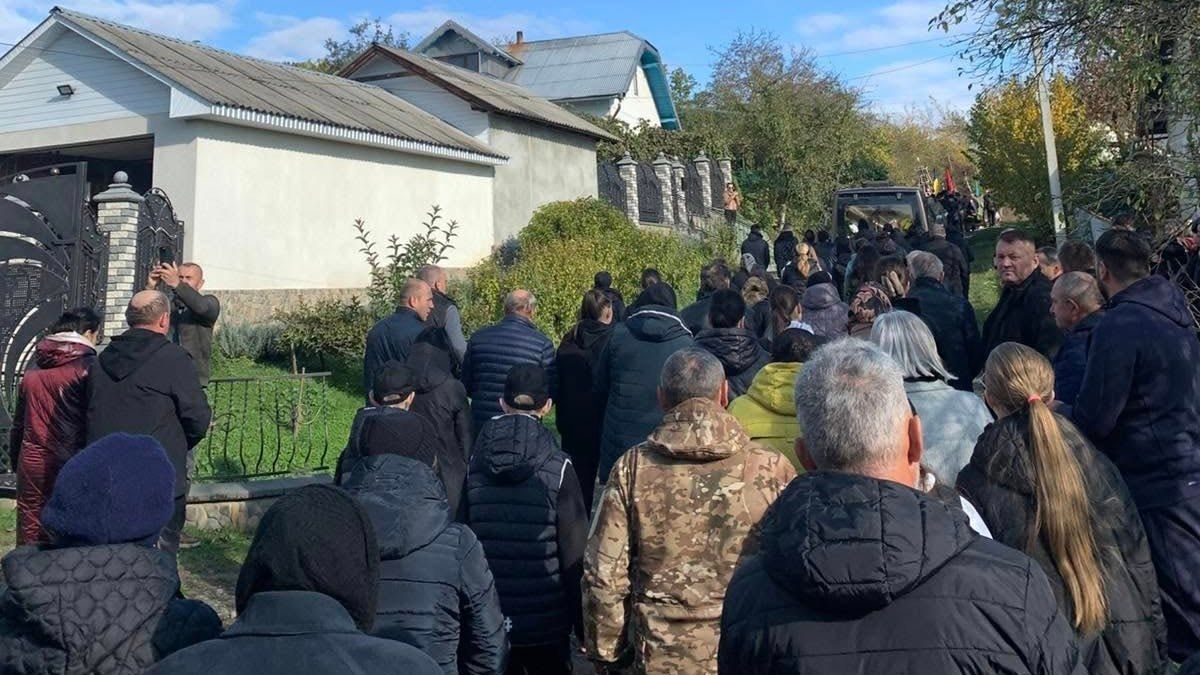 У Матеївецькій громаді попрощалися із захисником Василем Янковим 4