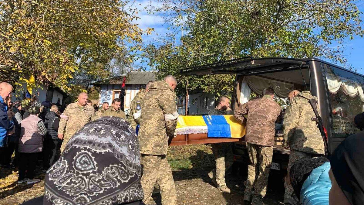 У Матеївецькій громаді попрощалися із захисником Василем Янковим 3