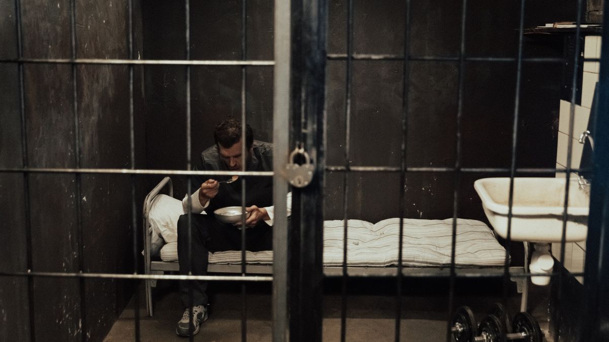 Прикарпатець у вушних паличках передав наркотики ув'язненим: його теж посадили