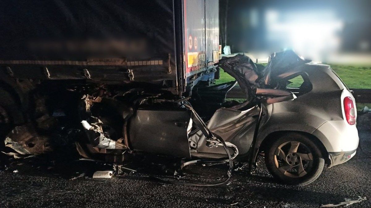 Врізалися у припарковану фуру: у жахливій ДТП загинули двоє прикарпатців, ще один - в реанімації