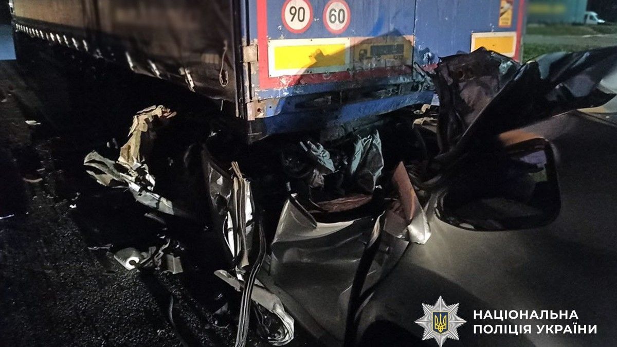 Врізалися у припарковану фуру: в смертельній ДТП загинули двоє прикарпатців, ще один - в реанімації 1