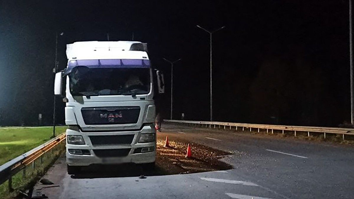 Врізалися у припарковану фуру: в смертельній ДТП загинули двоє прикарпатців, ще один - в реанімації 2