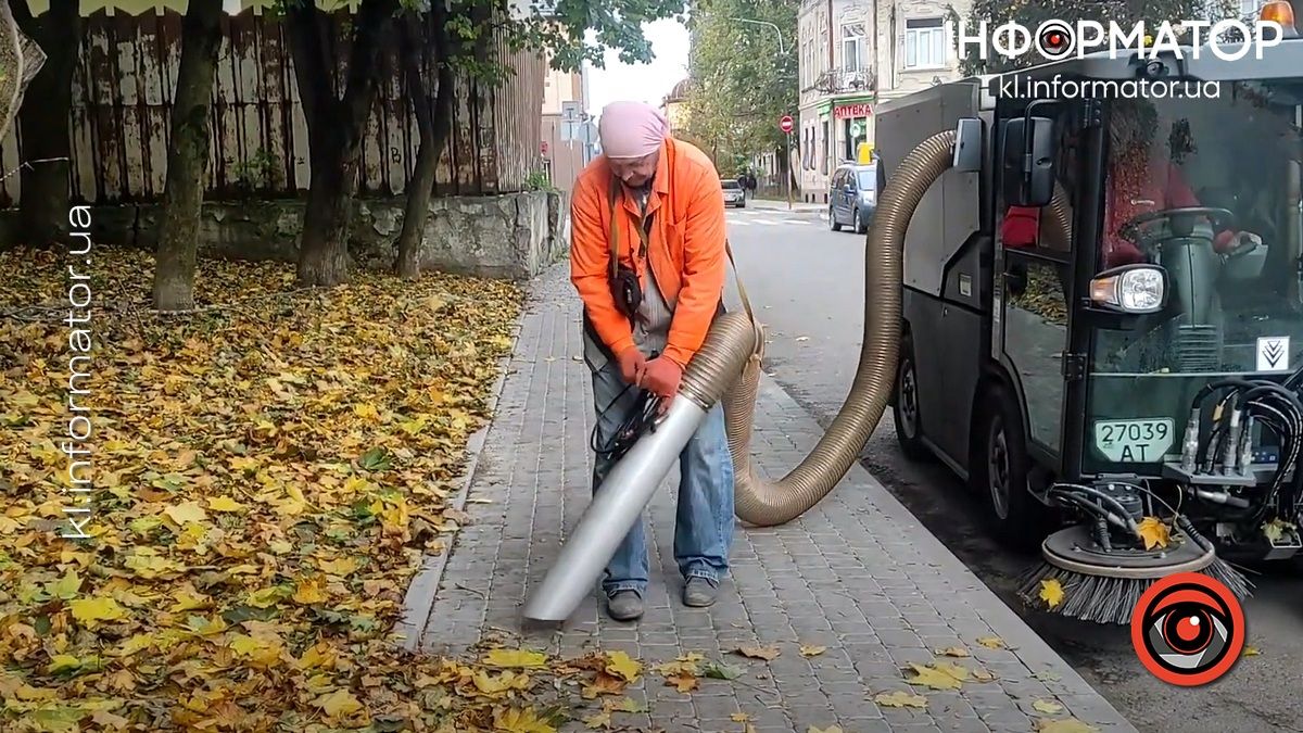 Як вуличний пилосос бореться з листопадом у Коломиї 2