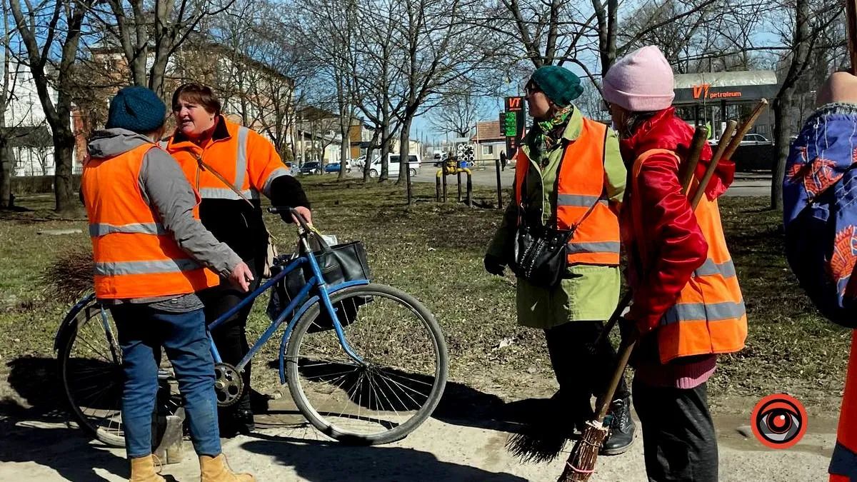 Як вуличний пилосос бореться з листопадом у Коломиї 1