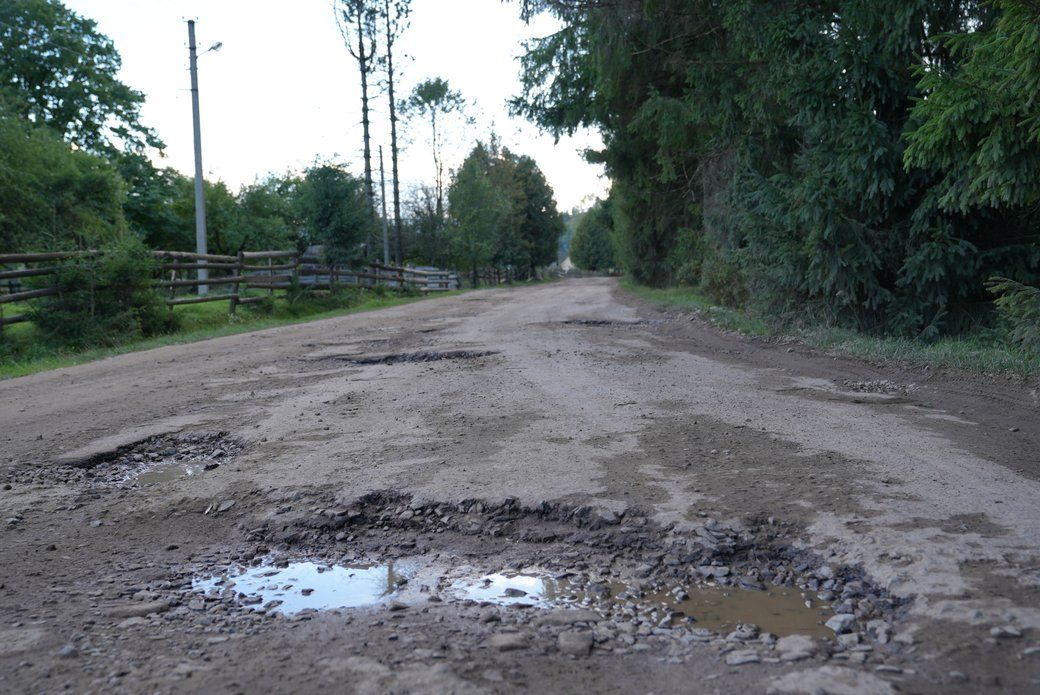 Стан дороги в селі Бистриця Поляницької громади. Фото: Суспільне Івано-Франківськ Стан дороги в селі Бистриця Поляницької громади. Фото: Суспільне Івано-Франківськ