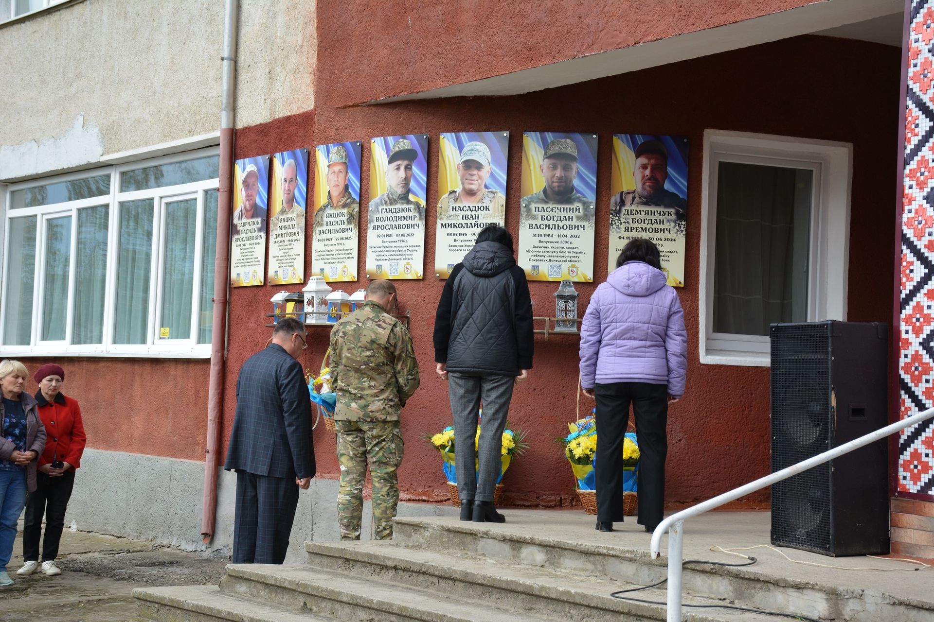 На Надвірнянщині відкрили памʼятну дошку загиблому Герою Юрію Пицюку 10
