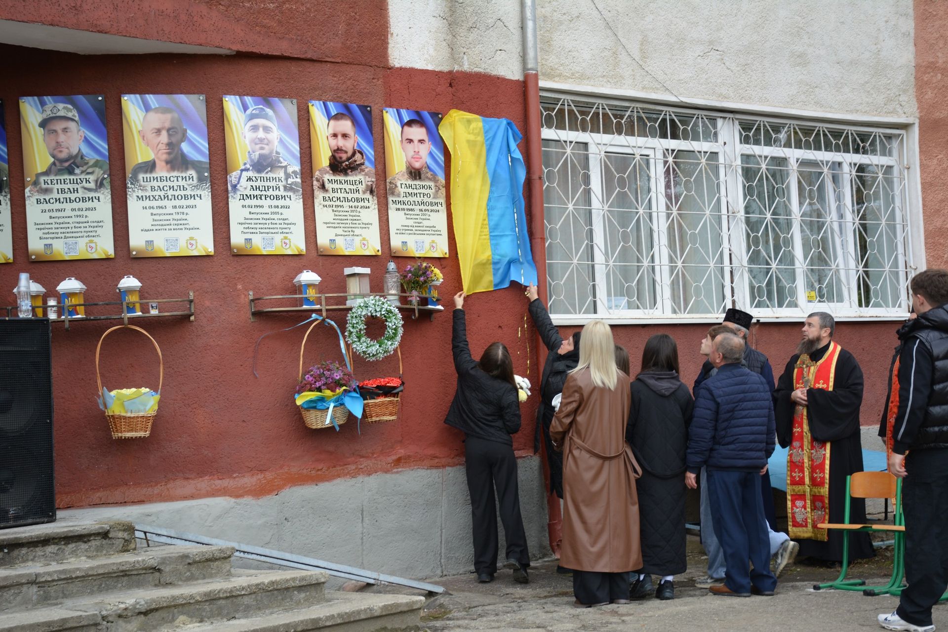На Надвірнянщині відкрили памʼятну дошку загиблому Герою Юрію Пицюку 1