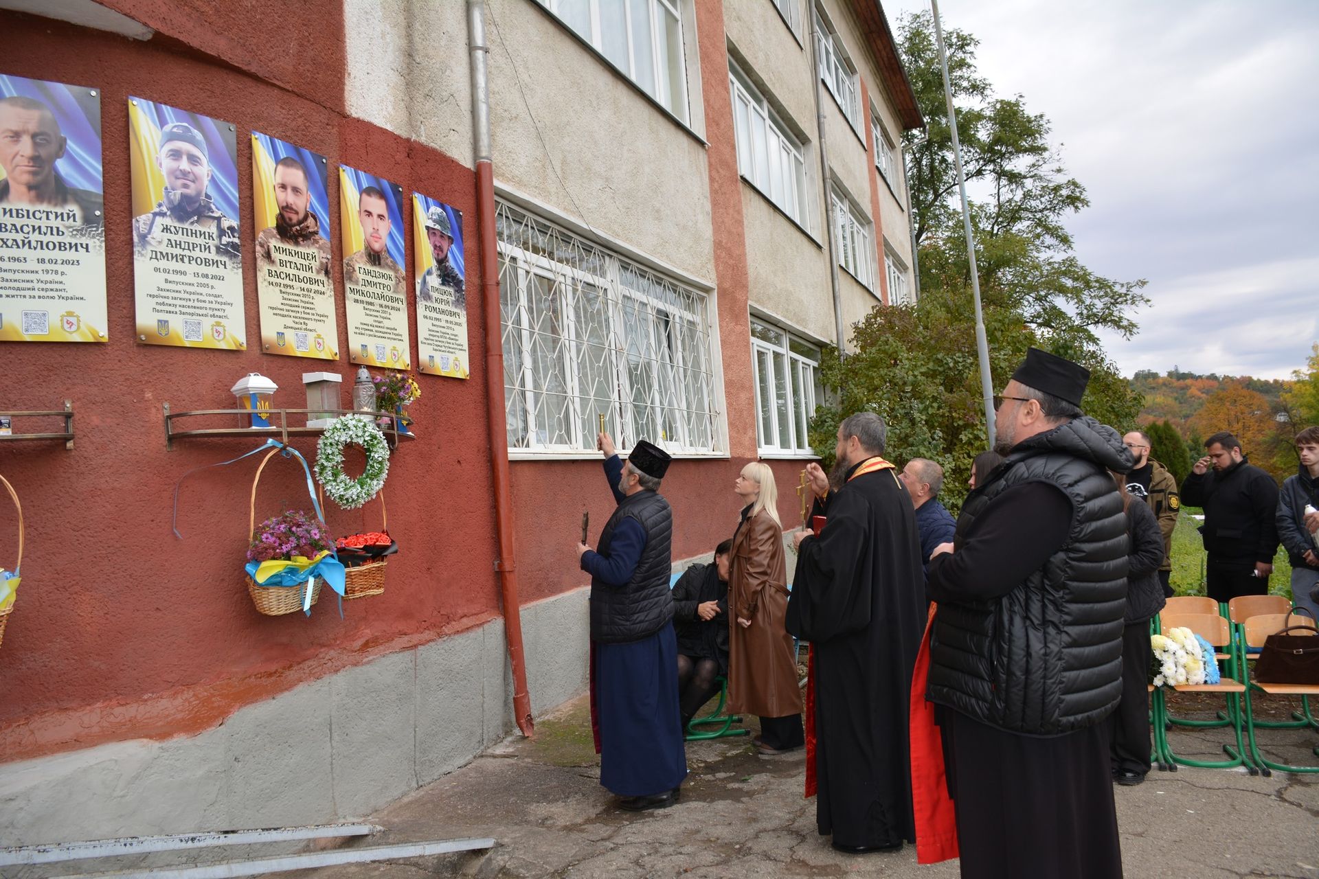 На Надвірнянщині відкрили памʼятну дошку загиблому Герою Юрію Пицюку 8