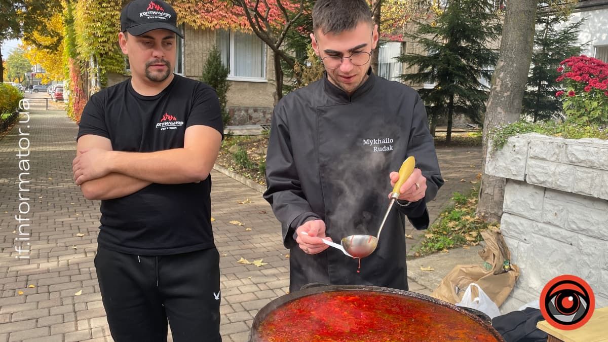 Приготування борщу в казані на фестивалі в Івано-Франківську. Фото: Інформатор Івано-Франківськ