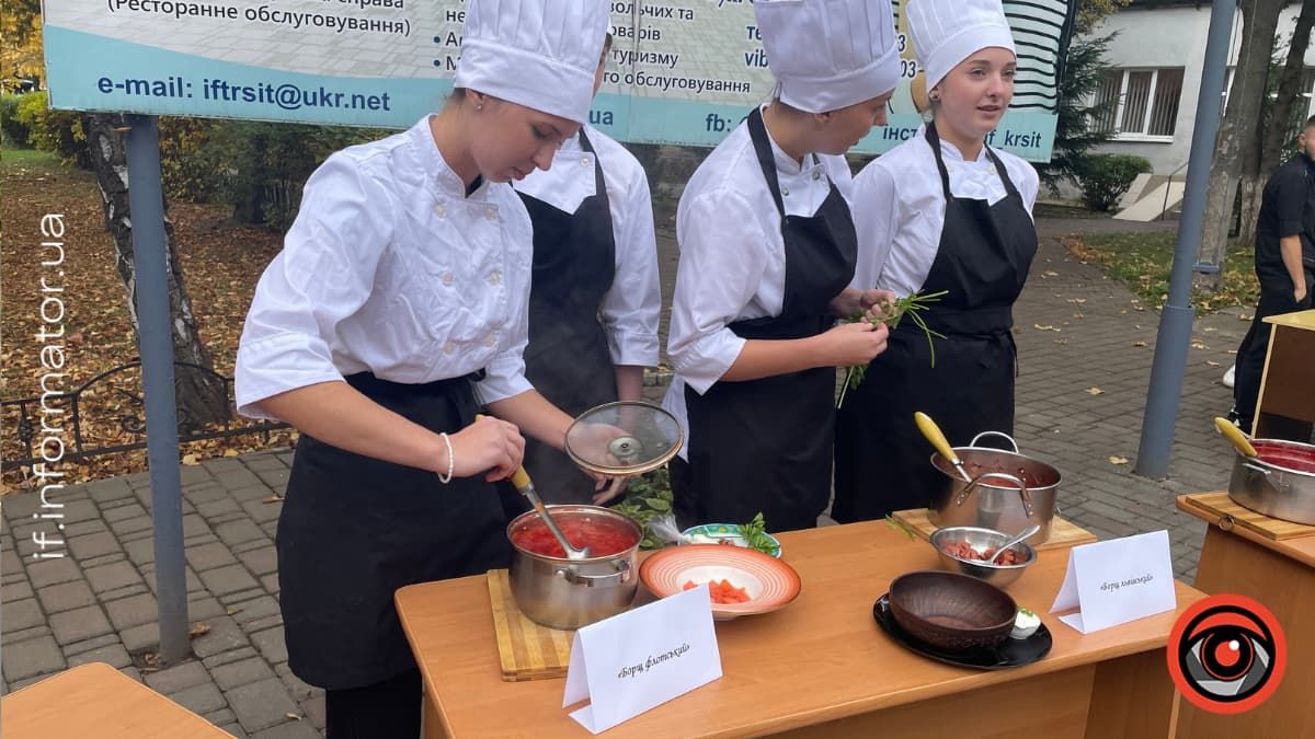 Дегустацію борщу на фестивалі в Івано-Франківську. Фото: Інформатор Івано-Франківськ