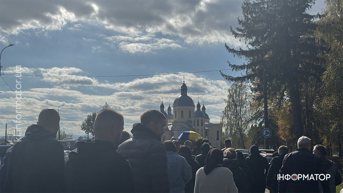 У Шепарівцях провели на вічний спочинок воїна Петра Глека 11
