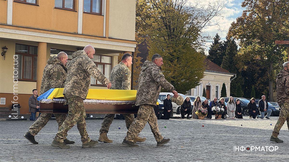 Коломияни на колінах зустріли скорботний кортеж з тілом воїна Сергія Боледзюка
