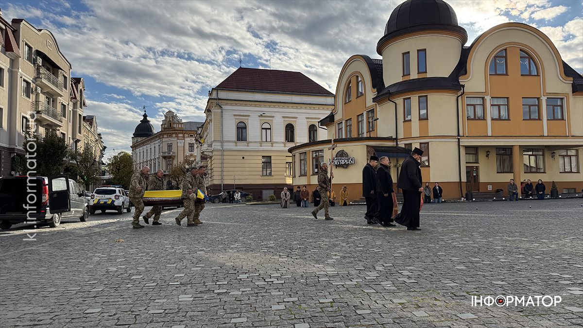 Коломияни на колінах зустріли скорботний кортеж з тілом воїна Сергія Боледзюка 4