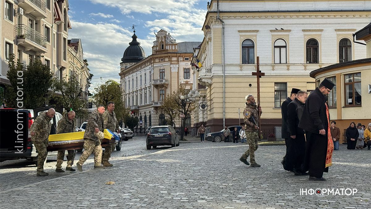 Коломияни на колінах зустріли скорботний кортеж з тілом воїна Сергія Боледзюка 3
