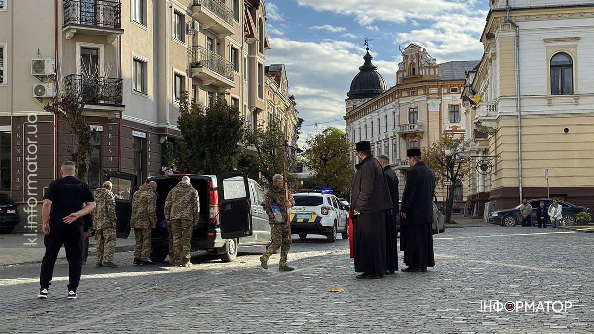 Коломияни на колінах зустріли скорботний кортеж з тілом воїна Сергія Боледзюка 2