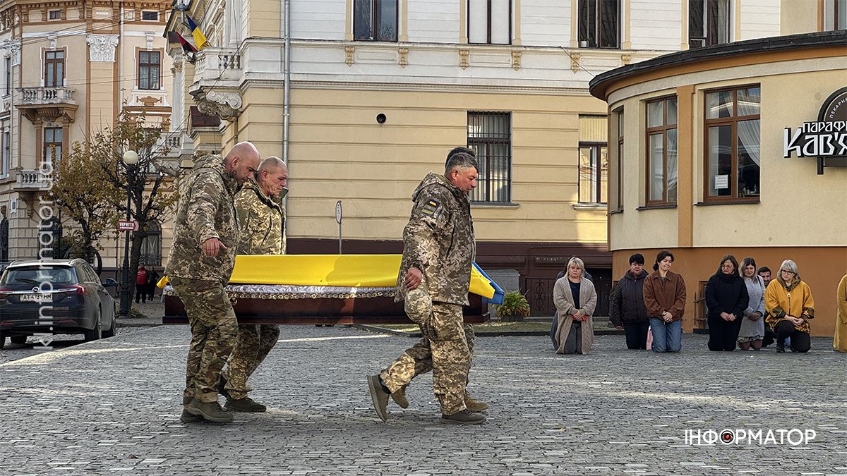 Коломияни на колінах зустріли скорботний кортеж з тілом воїна Сергія Боледзюка 5