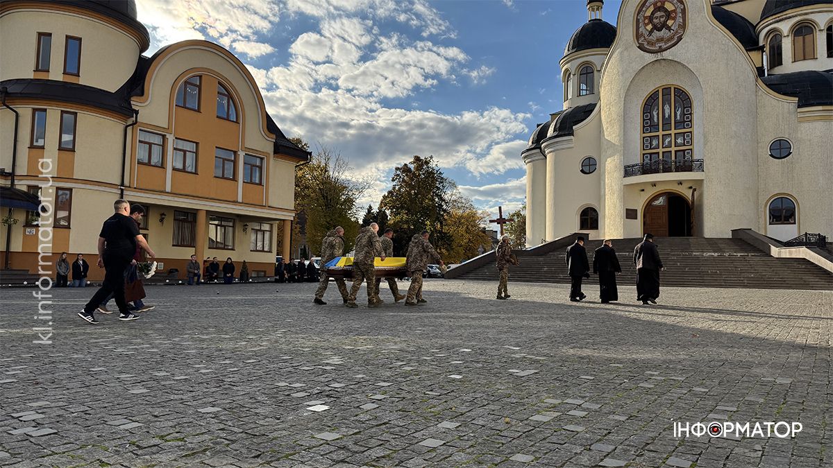 Коломияни на колінах зустріли скорботний кортеж з тілом воїна Сергія Боледзюка 6