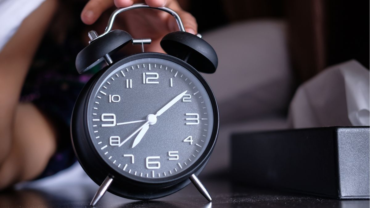 Переведення годинників: коли Україна переходить на зимовий час восени 2025