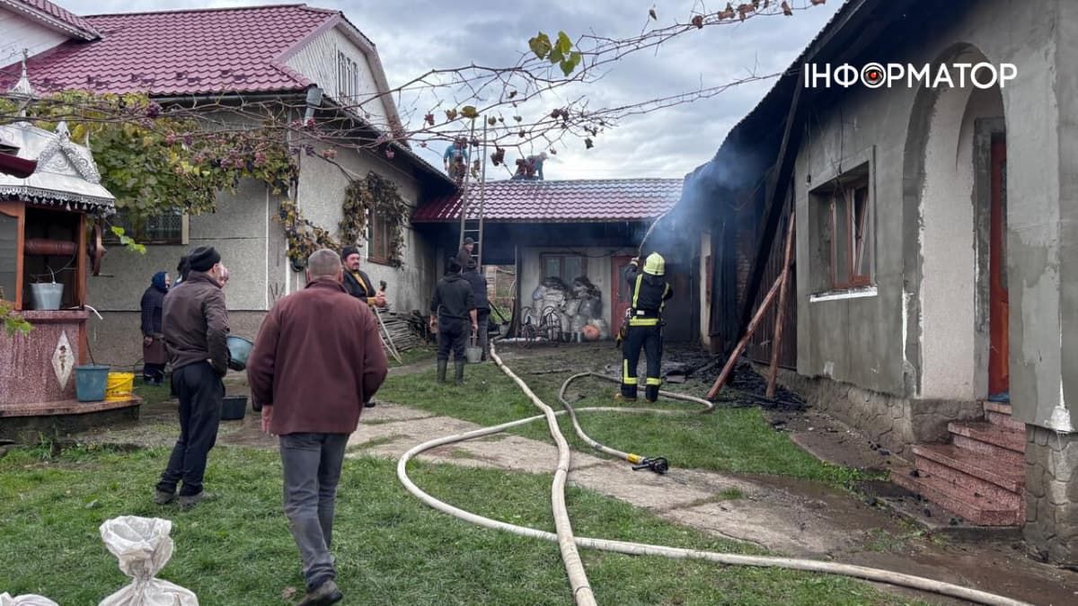 На Коломийщині горіли житловий будинок та господарські будівлі 2