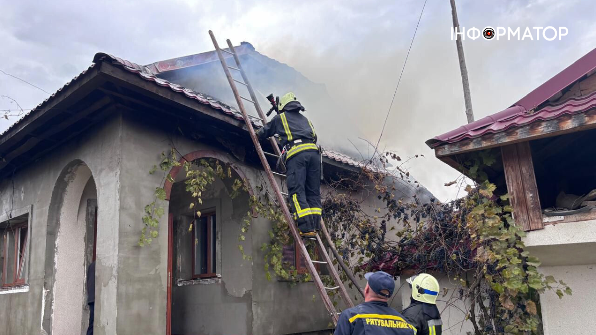 На Коломийщині горіли житловий будинок та господарські будівлі