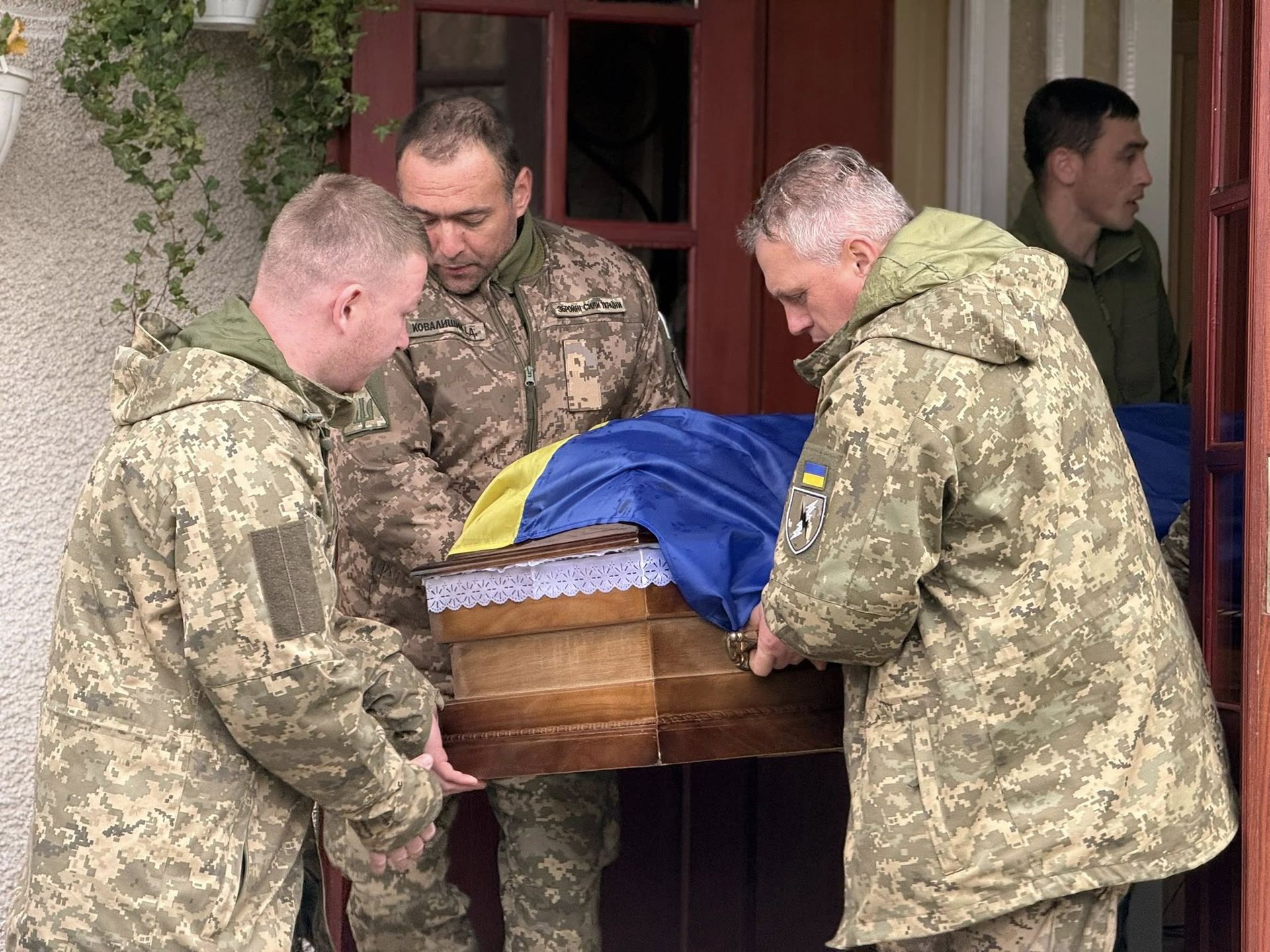 На Коломийщині провели в останню дорогу загиблого воїна Вʼячеслава Данилюка 8