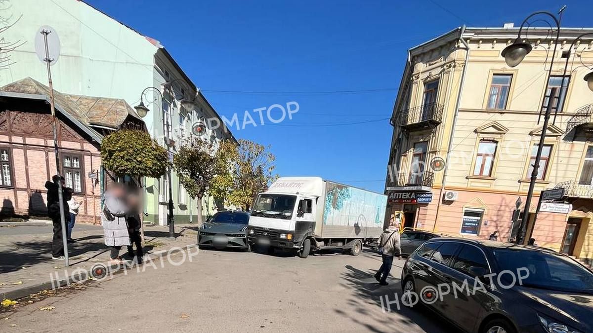 Рухався заднім ходом: деталі аварії в центрі Коломиї 1