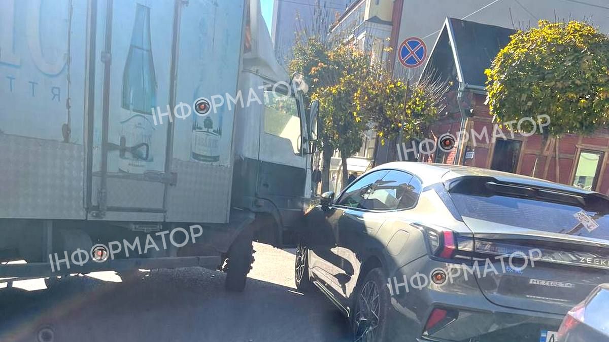 ДТП у середмісті Коломиї: вантажівка зачепила спорткар 1
